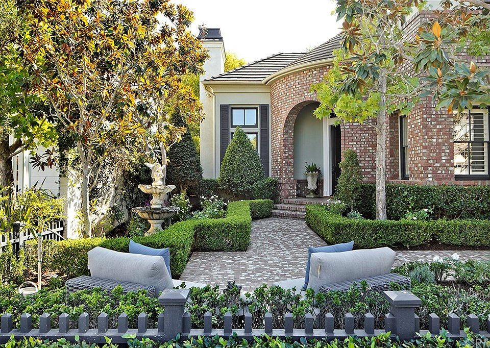 2nd image of 5 Colonial Dr
