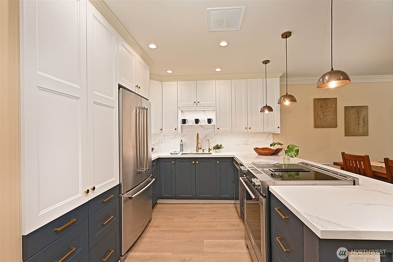 5th image of 5858 NE Parkpoint Drive #F-203
