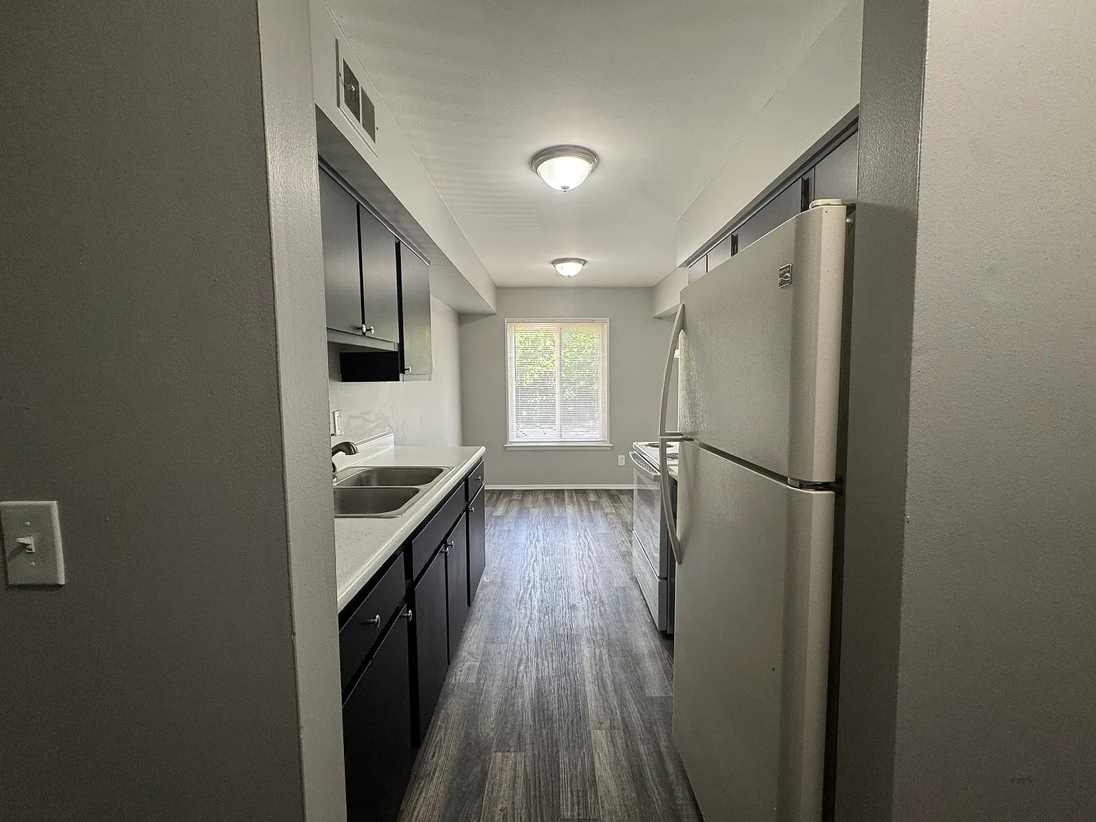 Apt 28 - 1 — Photo 3