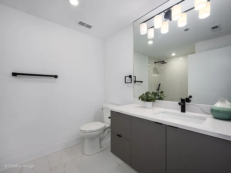 4713 N Clark St #401 — Photo 14