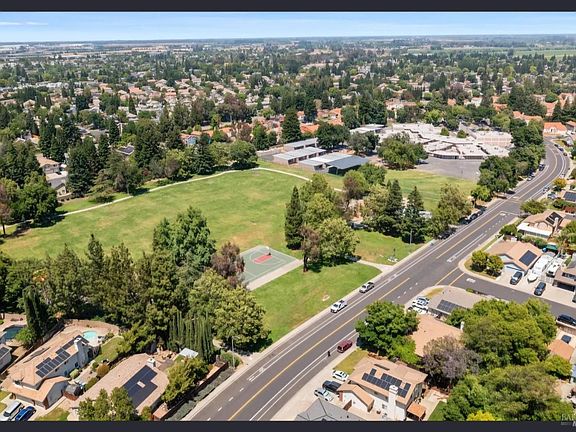 4th image of 875 Christine Dr