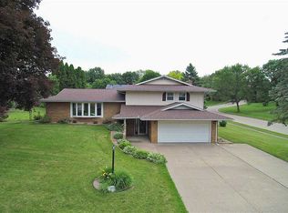 1001 Carriage Hill Dr, Clinton, IA 52732