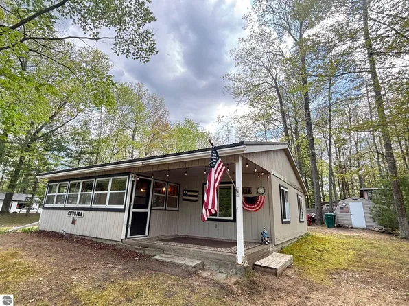 5118 Lake Pointe Dr, Harrison, MI 48625