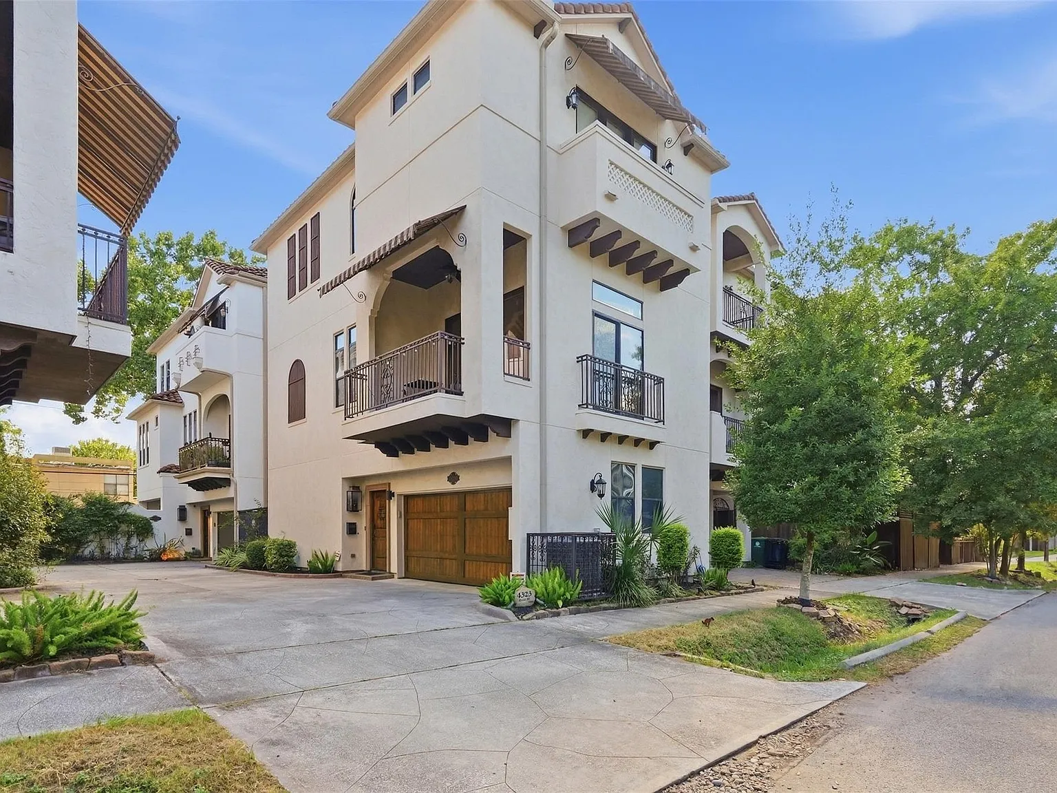3 bed, 3.5 bath, 2273 sqft, $3,950 — Photo 1