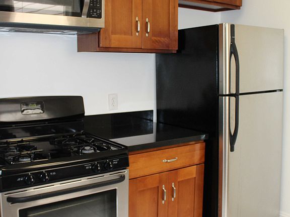 4th image of 2455 Polk St APT 2