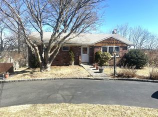 17 Foxhill Rd, Valhalla, NY 10595