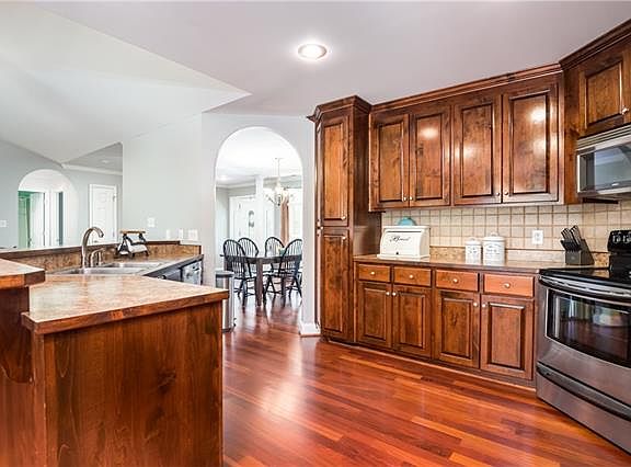 5th image of 1121 Waterford Dr