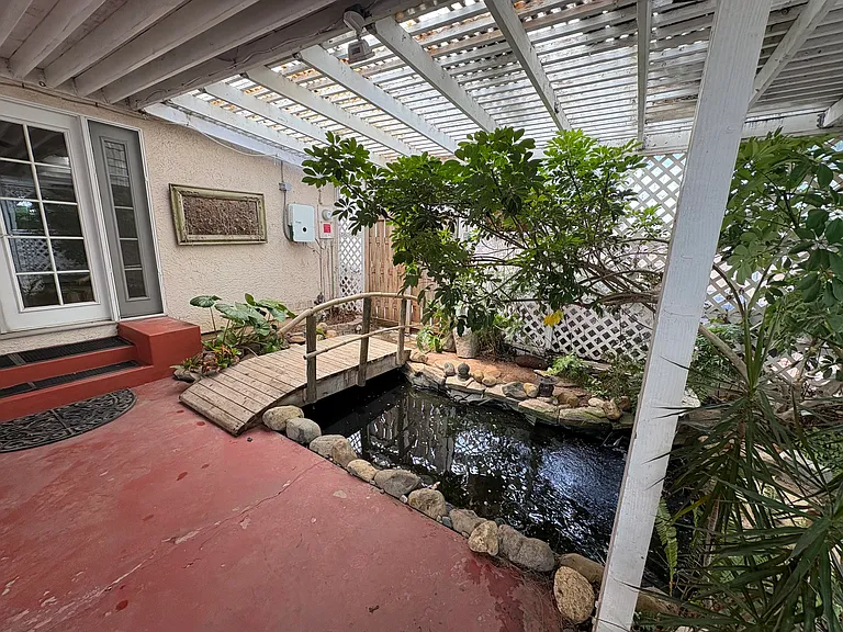 606 Spruce St — Photo 1