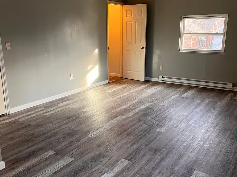 323 Xenia Ave — Photo 2