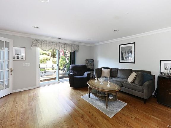 4th image of 22 Jennifer Ln