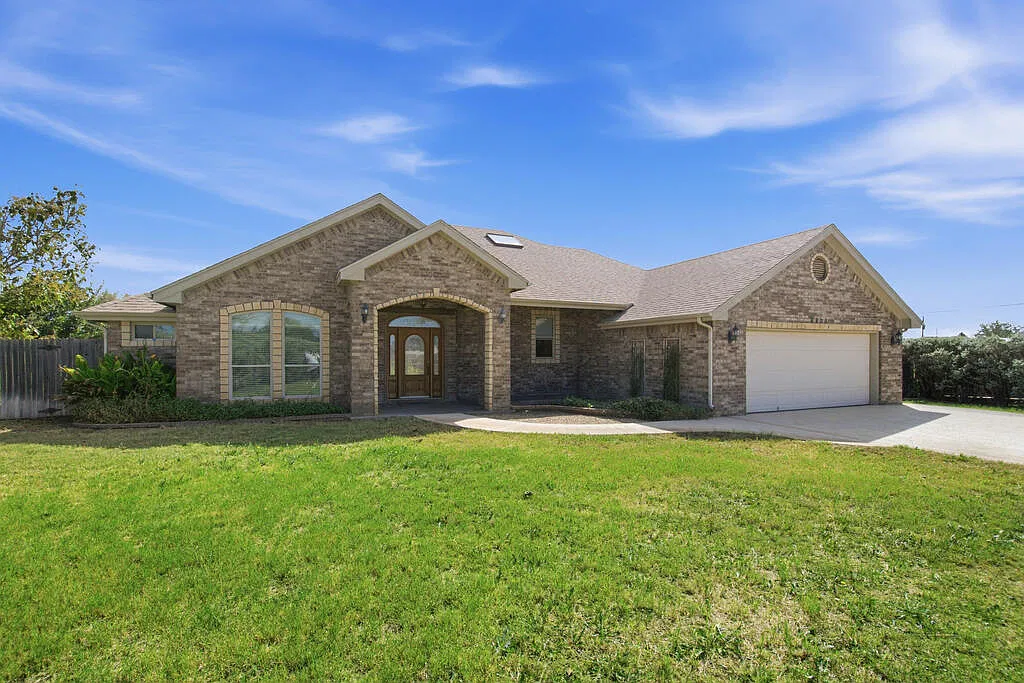 3 bed, 2.0 bath, 1828 sqft, $3,000 — Photo 1