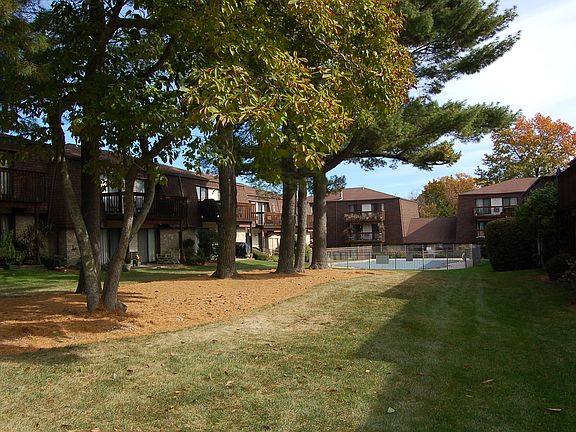 4th image of 255 Strawberry Hill Ave #D10