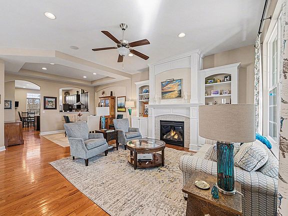 5th image of 975 Woodsedge Dr