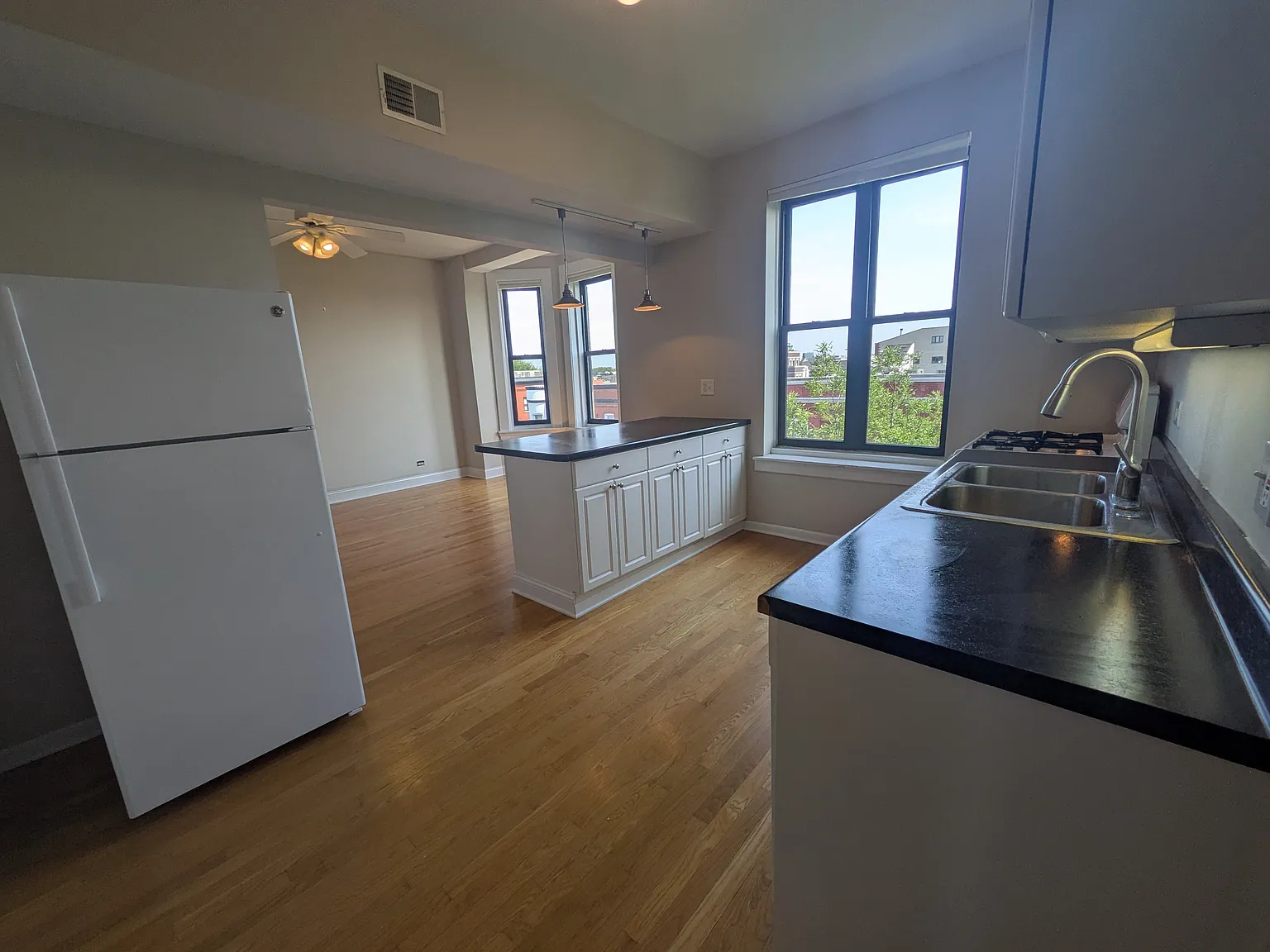 1 bed, 550 sqft, $1,750 — Photo 3
