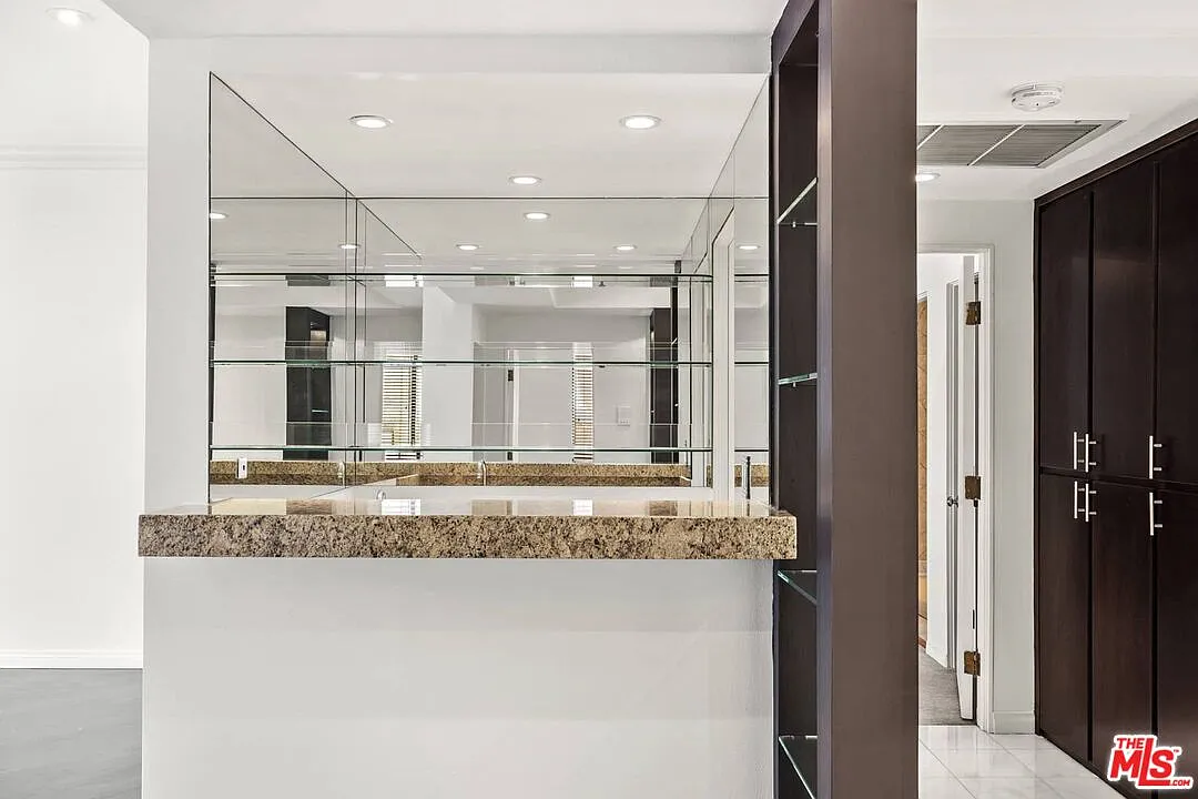 2 bed, 2.5 bath, 2500 sqft, $6,400 — Photo 4