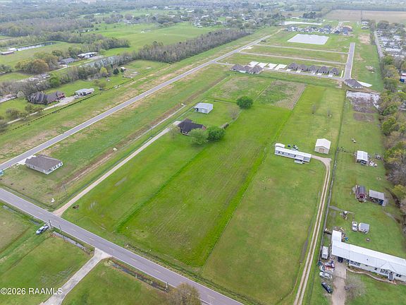 3rd image of 600 Fenetre Rd