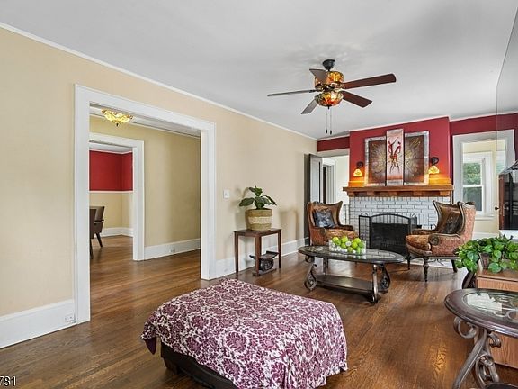 5th image of 585 Ridge St