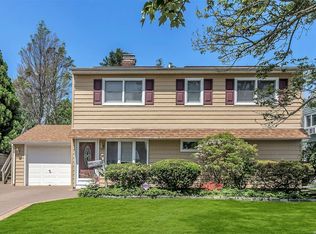 42 Fireplace Ln, Hicksville, NY 11801
