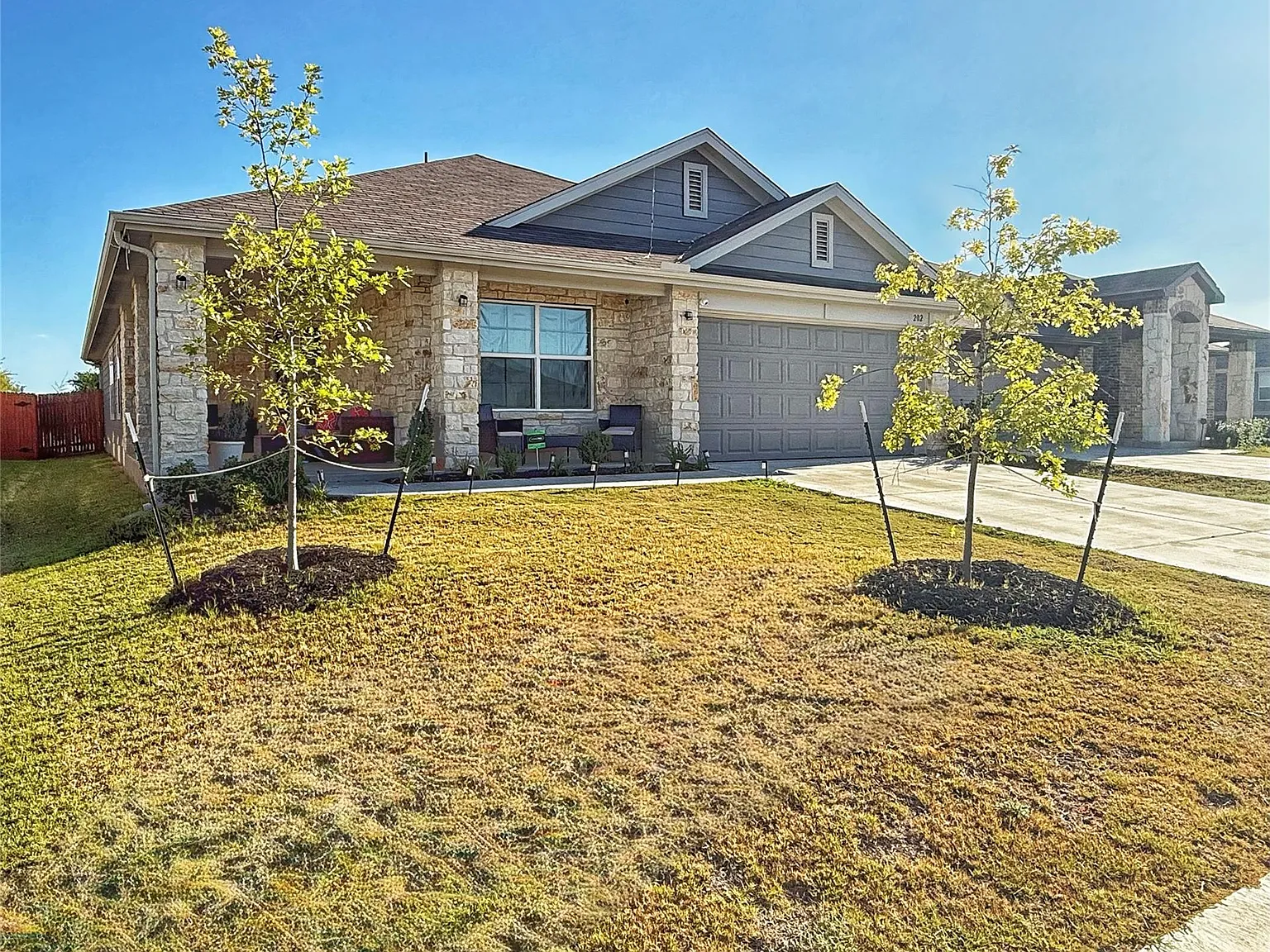 4 bed, 2.0 bath, 2060 sqft, $2,200 — Photo 3