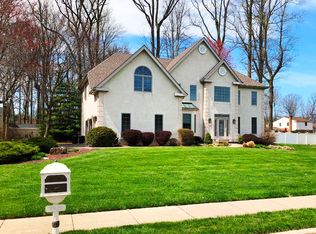 3920 Pond View Ln, Huntingdon Valley, PA 19006