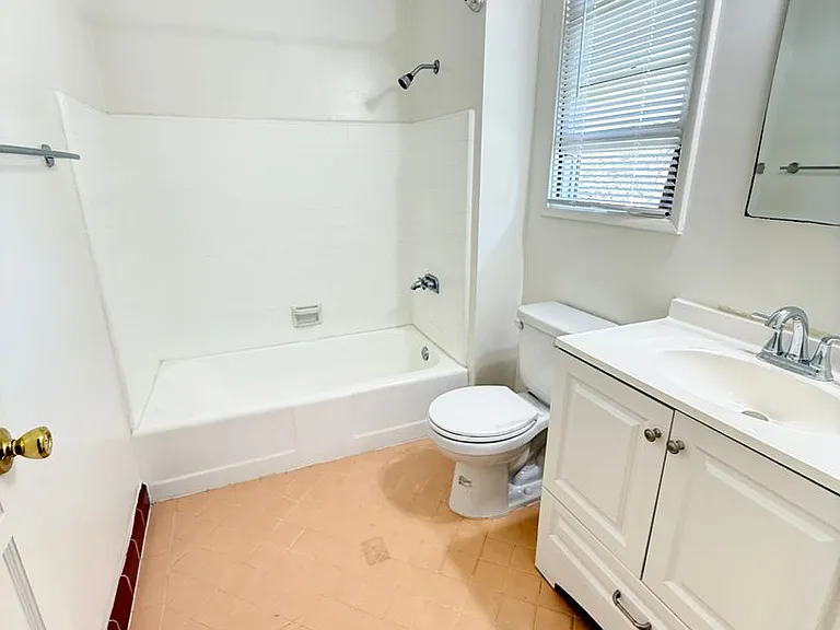 Beautiful Park Estates Apartment for Rent — Photo 12
