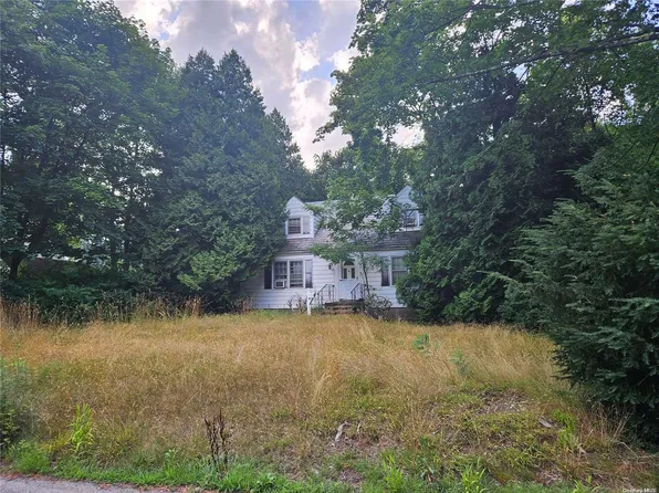 3 Crestwood Drive, Huntington Station, NY 11746