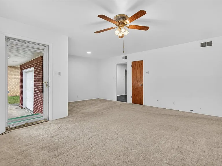 366 SE Wilshire Ave — Photo 3