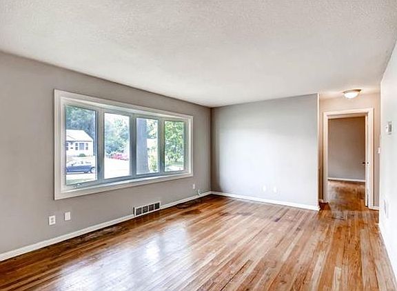 4th image of 219 W 90th St