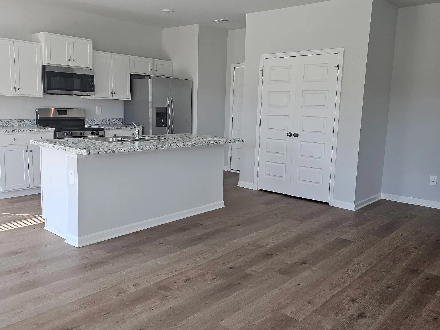 4 bed, 2.5 bath, 2065 sqft, $2,195 — Photo 4