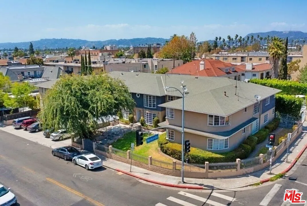 2 bed, 1.0 bath, 1025 sqft, $2,950 — Photo 2