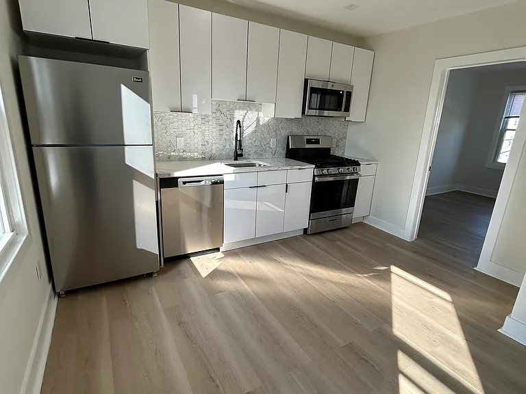 Cottage Ave — Photo 1