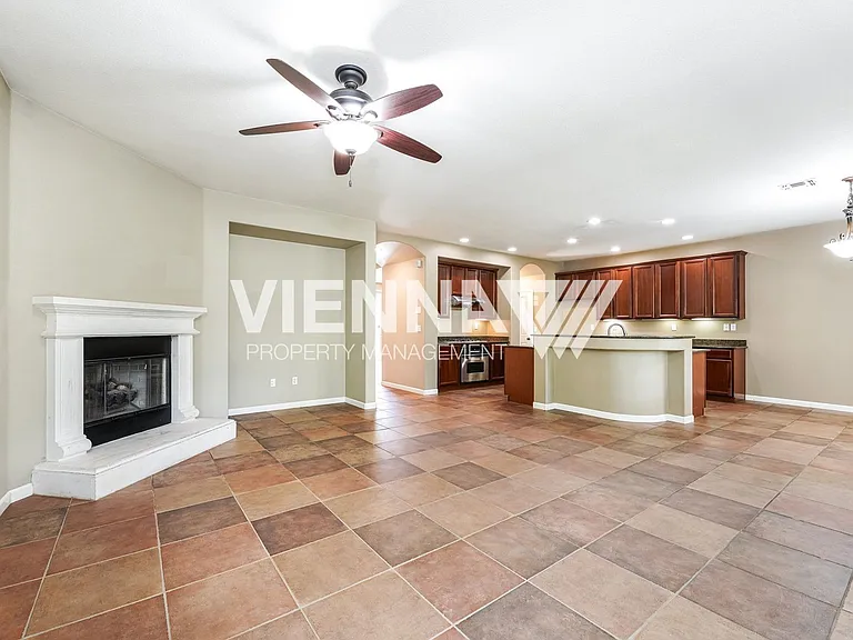 1014 Waterford Dr — Photo 3