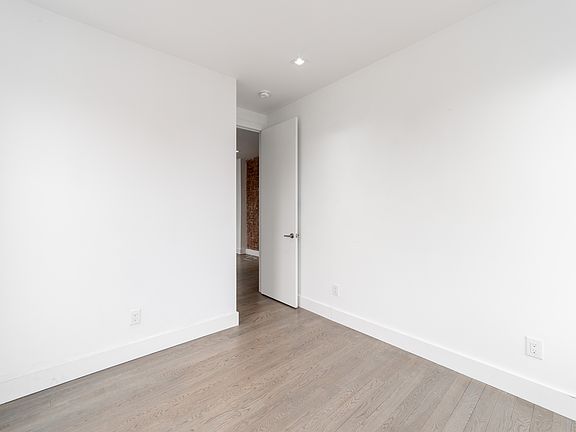 5th image of 77 Varet St APT 13