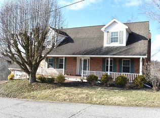 6 Twin Oaks Dr, Huntington, WV 25701