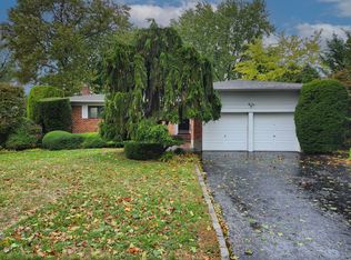 19 Seneca Pl, Jericho, NY 11753