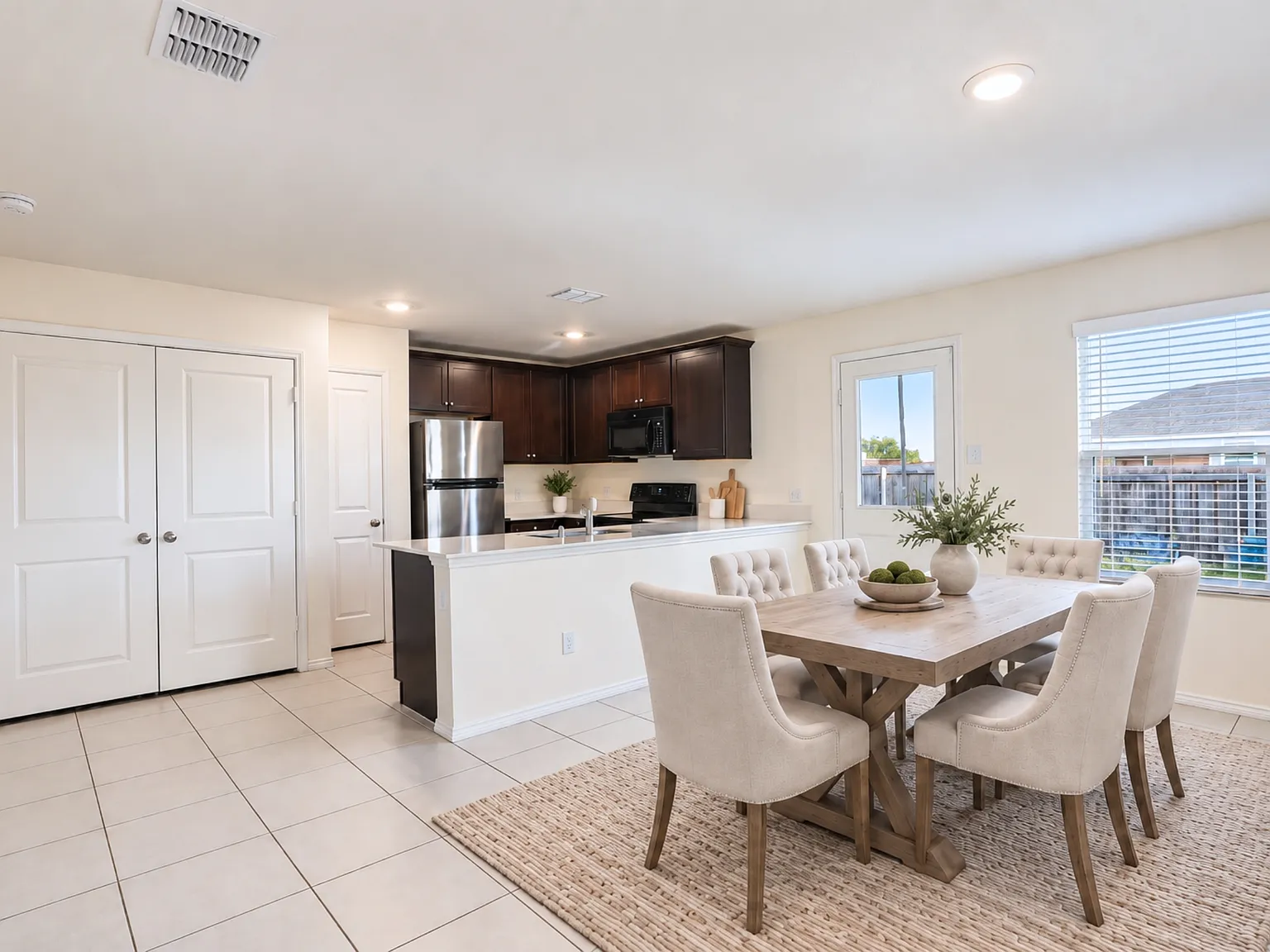 3 bed, 1266 sqft, $1,725 — Photo 3