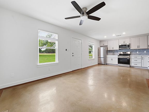 5th image of 102 Rose Dr #B