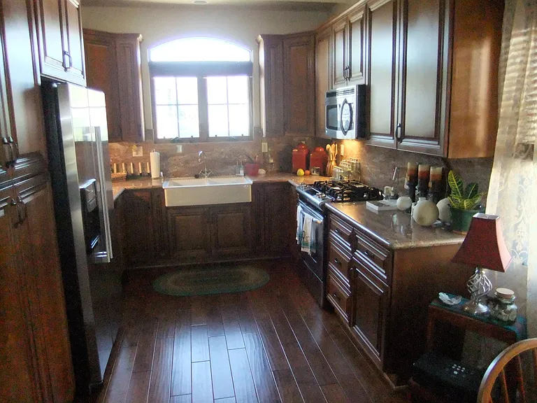 570 Sandercock St — Photo 1