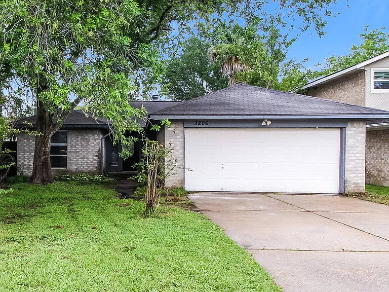 3206 Teakwood Cir — Photo 1