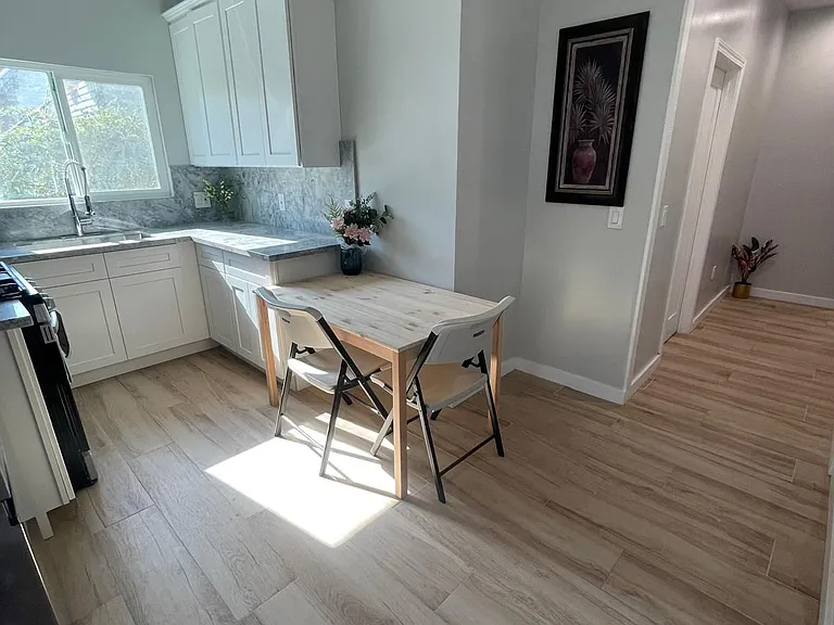 1020 W 39th Pl — Photo 12