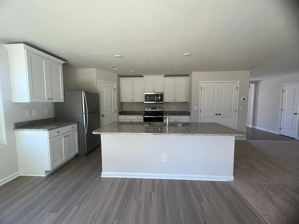 4 bed, 2.5 bath, 1800 sqft, $1,895 — Photo 4