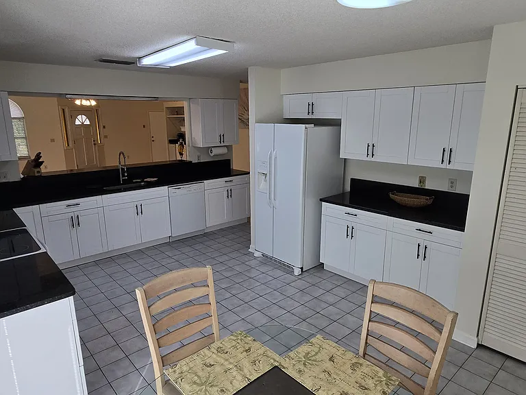 176 N Roscoe Blvd — Photo 6