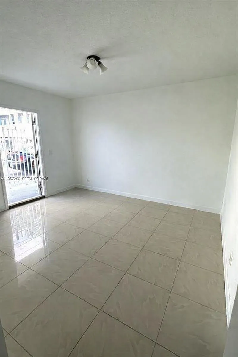 Building Photo - 1770 NW 19th Ter #G