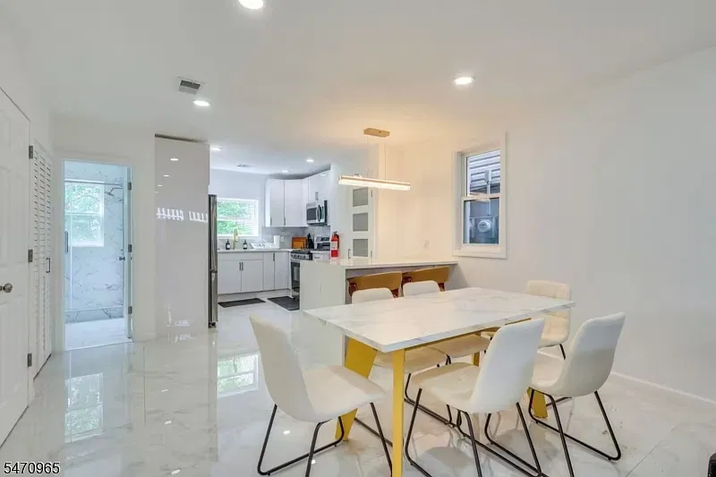 3 bed, 2.0 bath, $5,500 — Photo 3