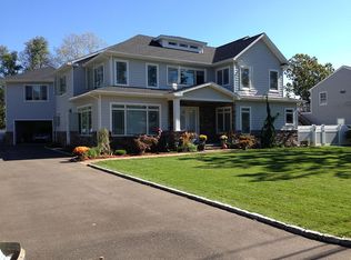 505 Walnut Ave, Bohemia, NY 11716