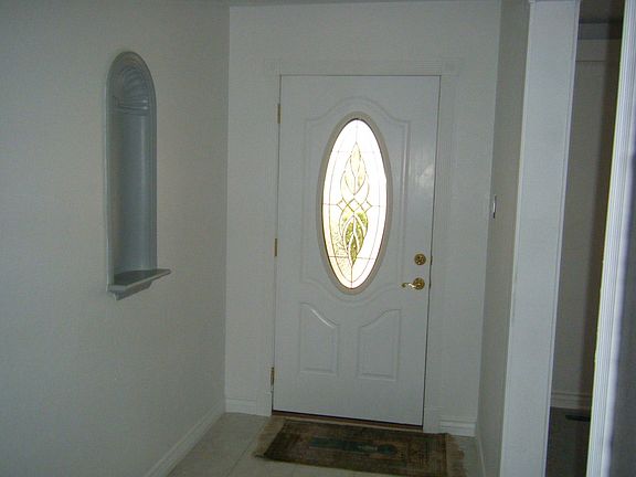 Front entry w/ nicho