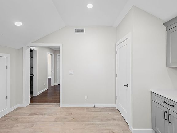 4th image of 42 Lamport Ave