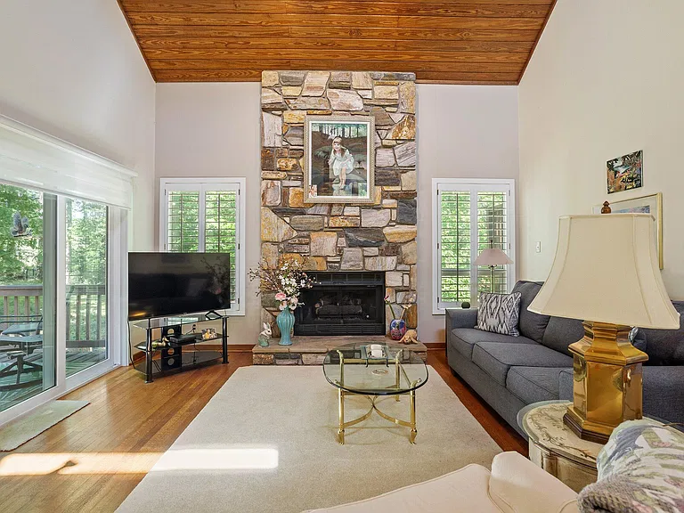 Real listing architectural feature at 2013 Weybridge Drive