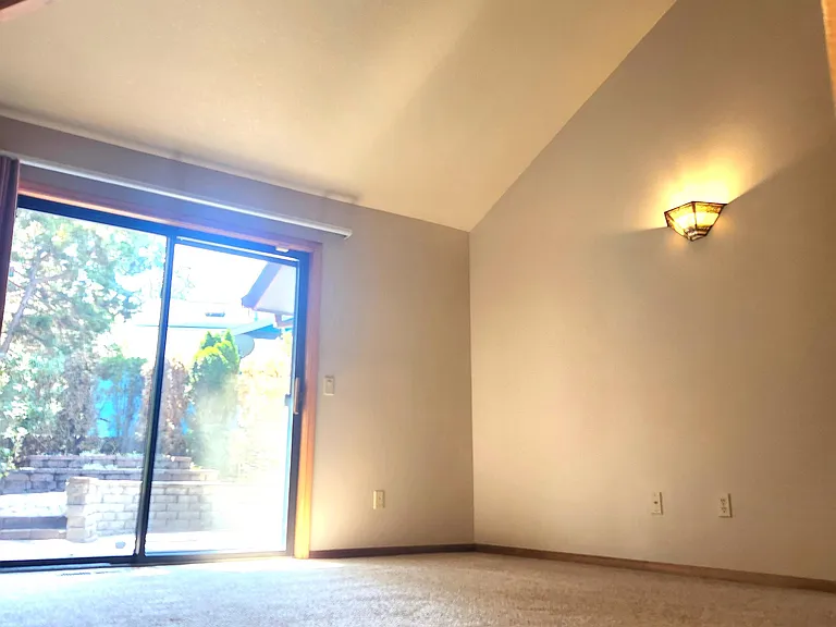 611 NE Tracker Ct — Photo 27
