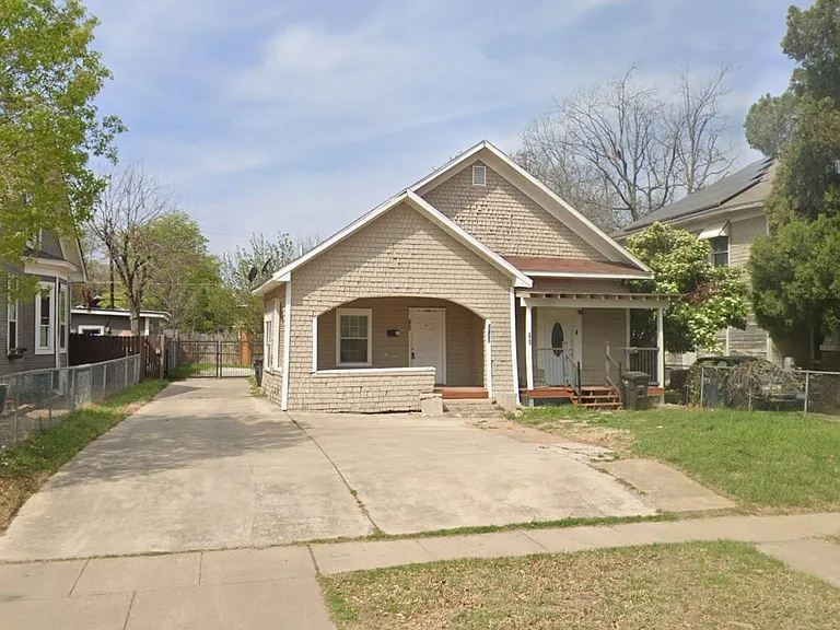 2730 S Jennings Ave — Photo 1